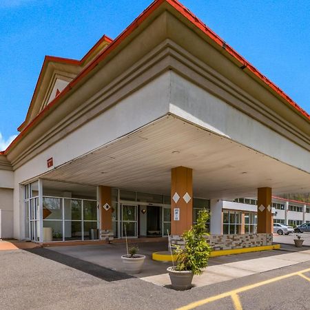 Red Carpet Inn & Suites Хейзълтън Екстериор снимка