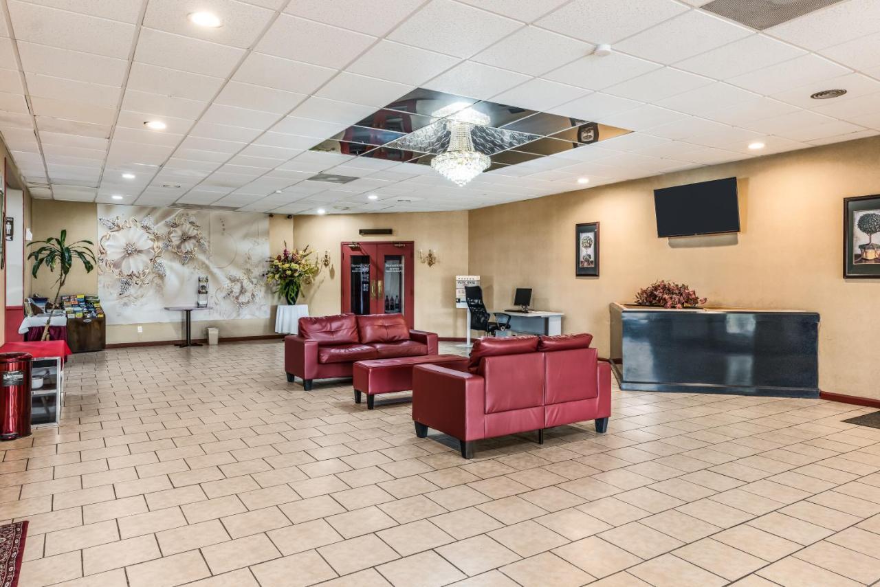 Red Carpet Inn & Suites Хейзълтън Екстериор снимка